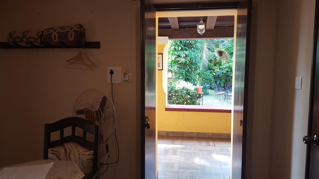 Casa Menezes - A Heritage Goan Homestay Бамболим Стая снимка