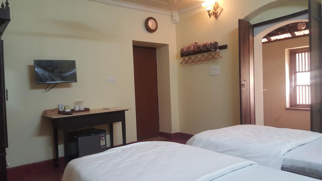 Casa Menezes - A Heritage Goan Homestay Бамболим Стая снимка