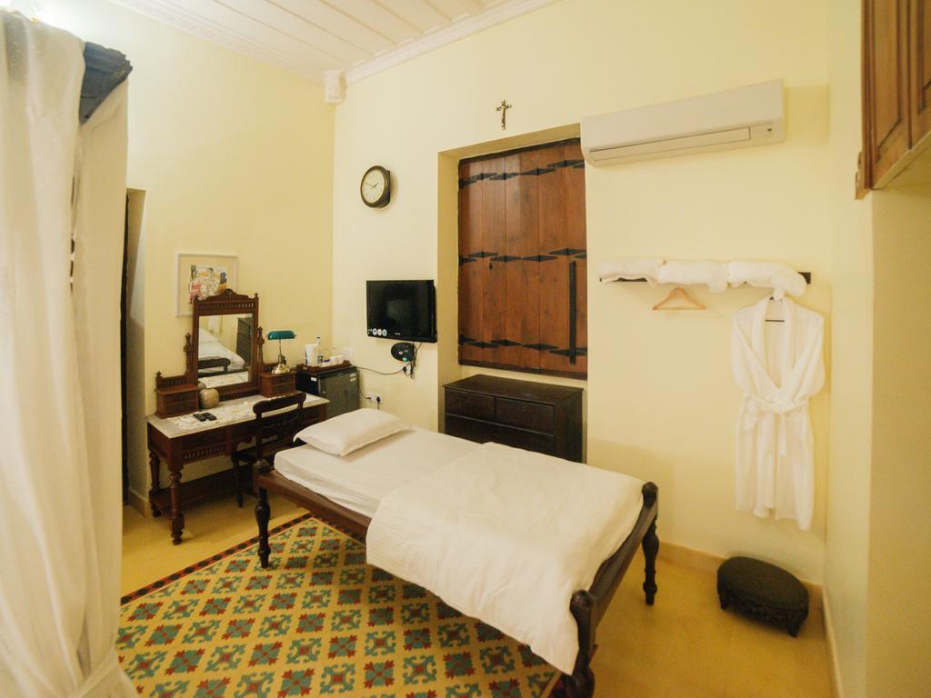 Casa Menezes - A Heritage Goan Homestay Бамболим Екстериор снимка