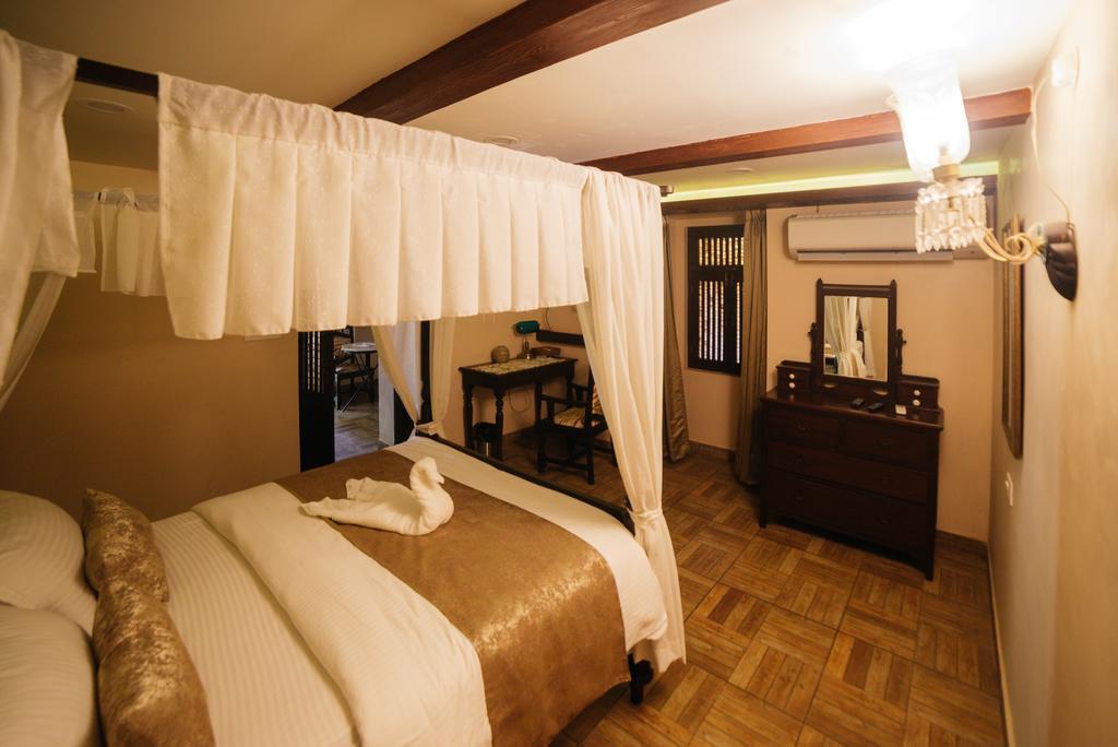 Casa Menezes - A Heritage Goan Homestay Бамболим Екстериор снимка