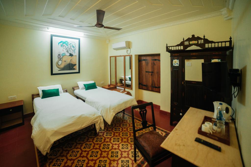 Casa Menezes - A Heritage Goan Homestay Бамболим Екстериор снимка