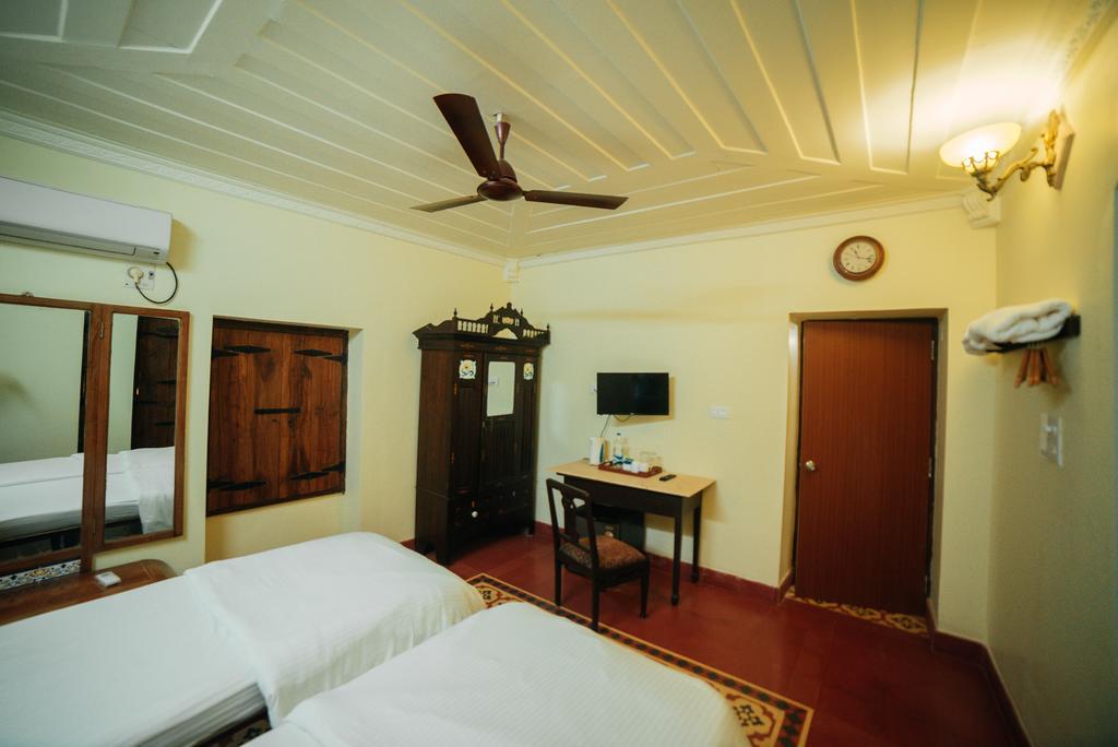 Casa Menezes - A Heritage Goan Homestay Бамболим Екстериор снимка