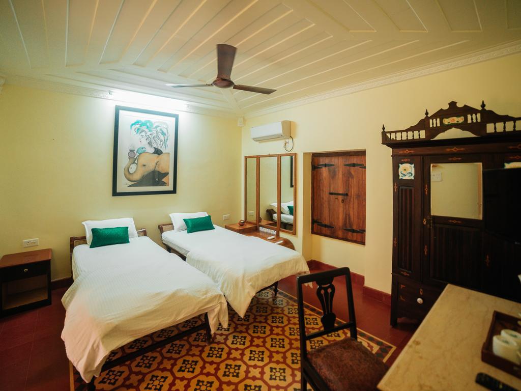 Casa Menezes - A Heritage Goan Homestay Бамболим Екстериор снимка